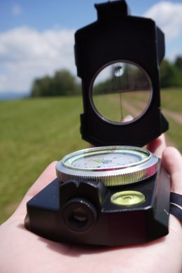 Kompas Buzola Buzdygan Wojskowy Wielofunkcyjny KUBISPORT 10 x 6,5 x 8 cm